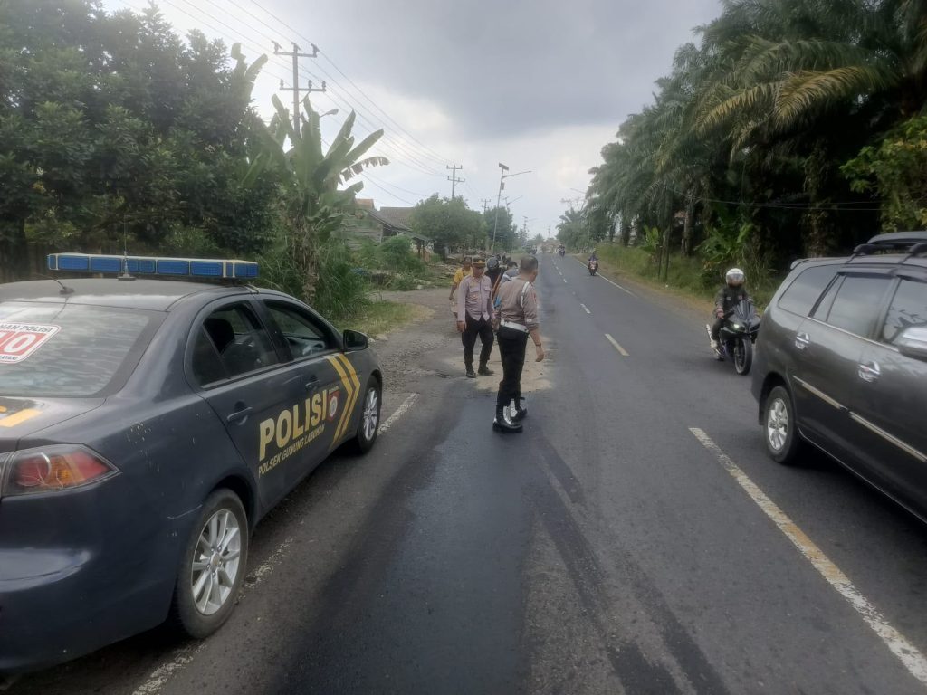Polsek Gunung Labuhan Gerak Cepat Tangani Tumpahan Solar di Jalinsum, Cegah Kecelakaan Lalu Lintas