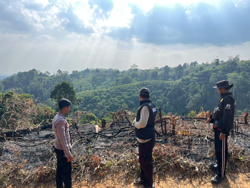 POLSEK NGARAS KERAHKAN ANGGOTA BHABINKAMTIBMAS DAN PERSONEL POLSUBSEKTOR SELENDANG MAYANG CEK TITIK HOTSPOT, PERKUAT UPAYA PENCEGAHAN KARHUTLA
