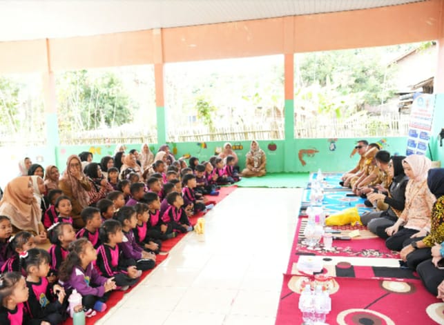 Bupati Ayu Asalasiyah Dukung Program Dharma Wanita Mengajar