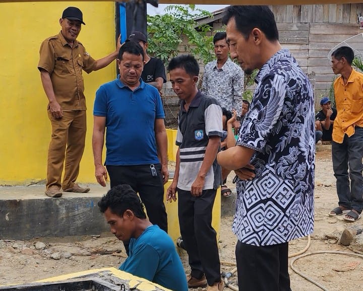 Pastikan Ketersediaan Air Bersih Warga Padang Petron Anggota DPRD Firjan Eka Budi turun Langsung Ke Lapangan.