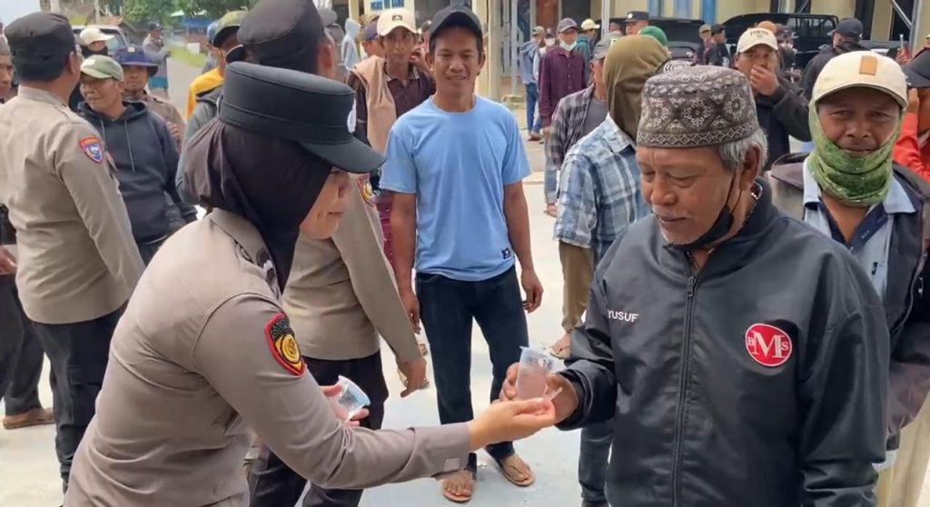 Humanis! Polwan Polres Way Kanan Bagikan Air Minum dan Makanan Sambut Warga Bumi Harjo