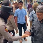 Humanis! Polwan Polres Way Kanan Bagikan Air Minum dan Makanan Sambut Warga Bumi Harjo