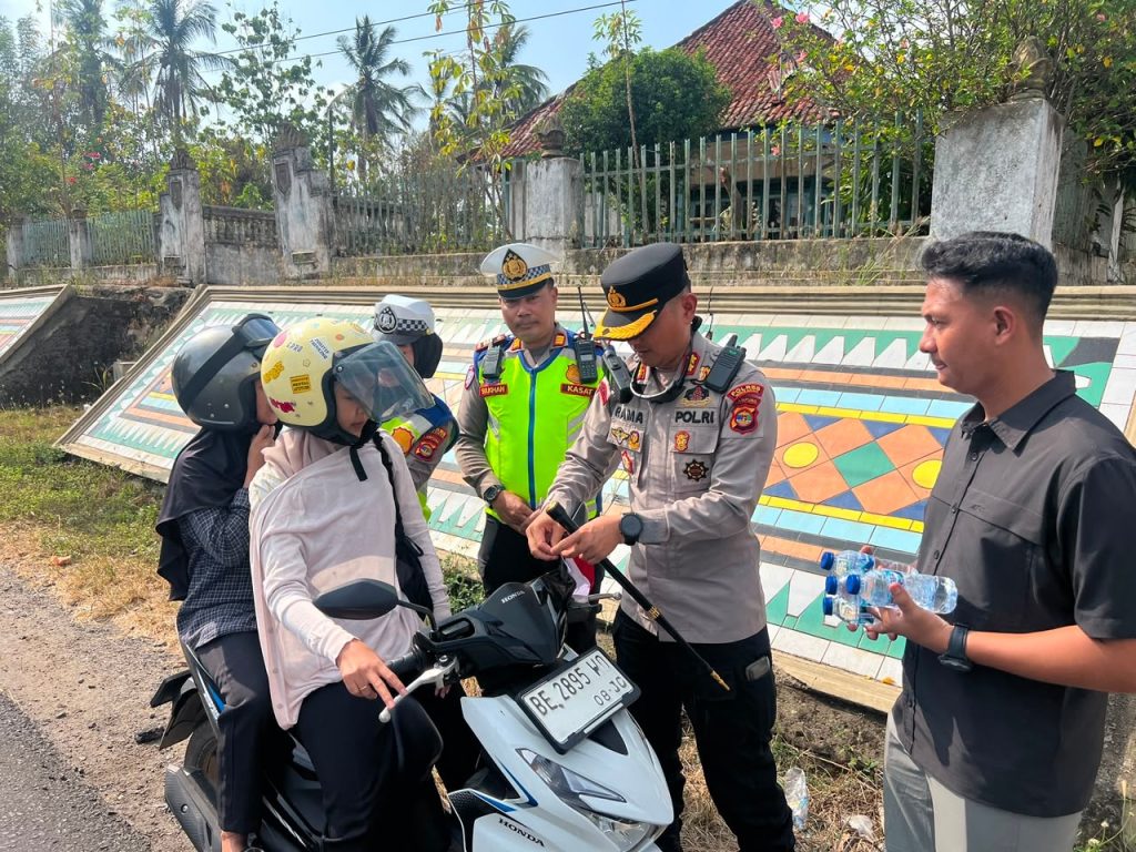 Aksi Sosial Sambut HUT RI ke-81, Satlantas Polres Way Kanan Bagikan Bendera Merah Putih Gratis ke Pengendara