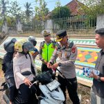 Aksi Sosial Sambut HUT RI ke-81, Satlantas Polres Way Kanan Bagikan Bendera Merah Putih Gratis ke Pengendara