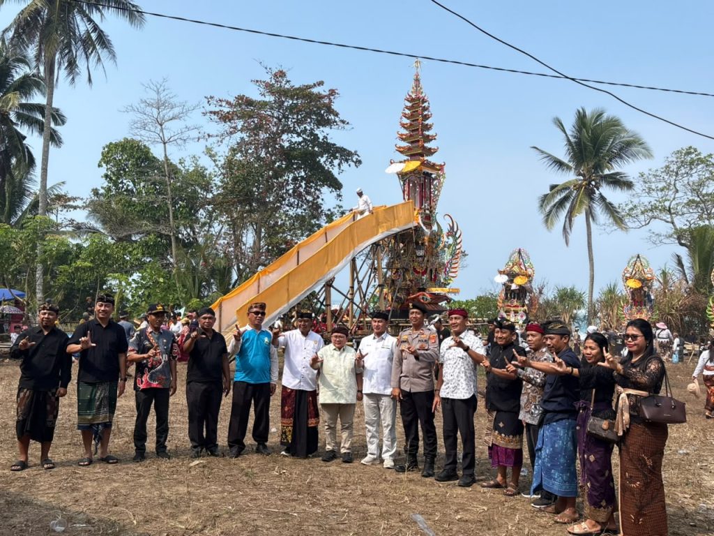 PERSONEL SAT SAMAPTA POLRES PESISIR BARAT LAKSANAKAN PENGAMANAN UPACARA NGABEN MASSAL DI PEKON MARANG