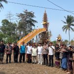 PERSONEL SAT SAMAPTA POLRES PESISIR BARAT LAKSANAKAN PENGAMANAN UPACARA NGABEN MASSAL DI PEKON MARANG