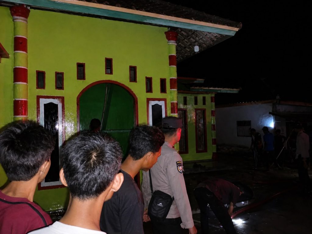 Respon Cepat Layanan 110, Polres Way Kanan Datangi TKP Kebakaran Rumah Warga