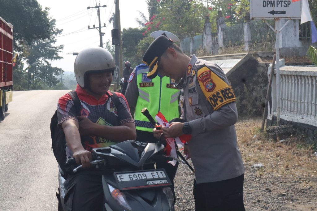 Semarak HUT ke-81 Kemerdekaan RI, Polres Way Kanan dan Jajaran Serentak Bagikan Bendera Merah Putih Kepada Masyarakat