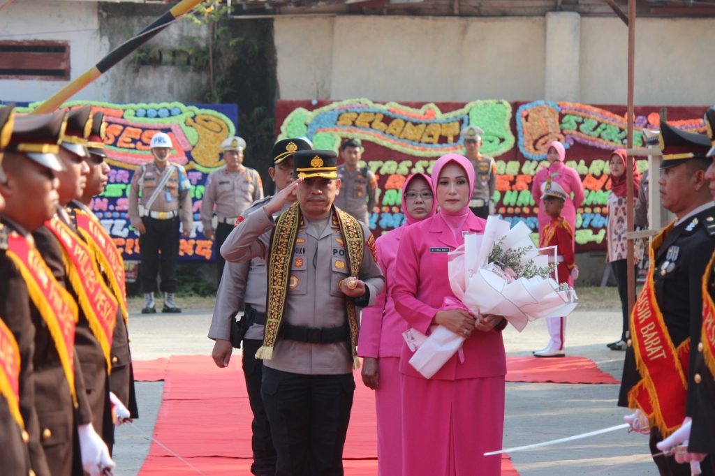 POLRES PESISIR BARAT GELAR PARADE PENYAMBUTAN KAPOLRES YANG BARU
