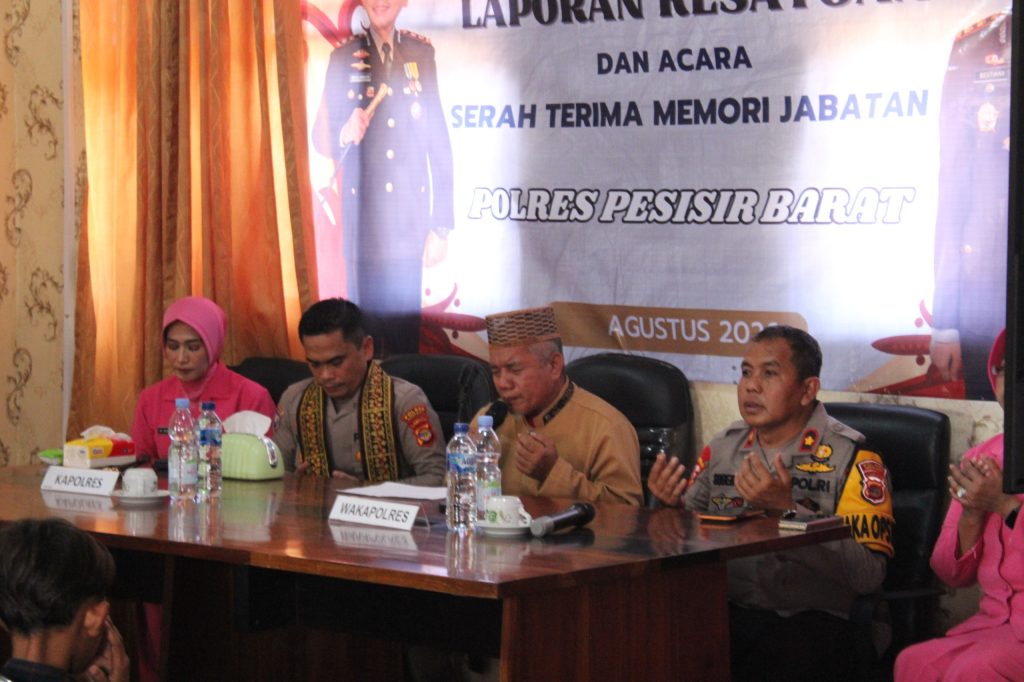 KAPOLRES PESISIR BARAT BERIKAN SANTUNAN BAGI 20 ANAK YATIM