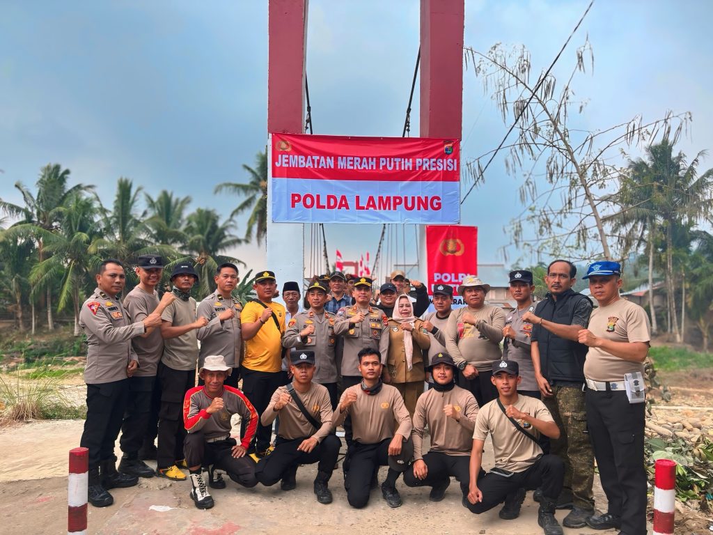 KAPOLRES PESISIR BARAT BERSAMA WARGA RENOVASI JEMBATAN PENGHUBUNG PEKON KOTA BATU DAN NEGERI RATU NGARAS