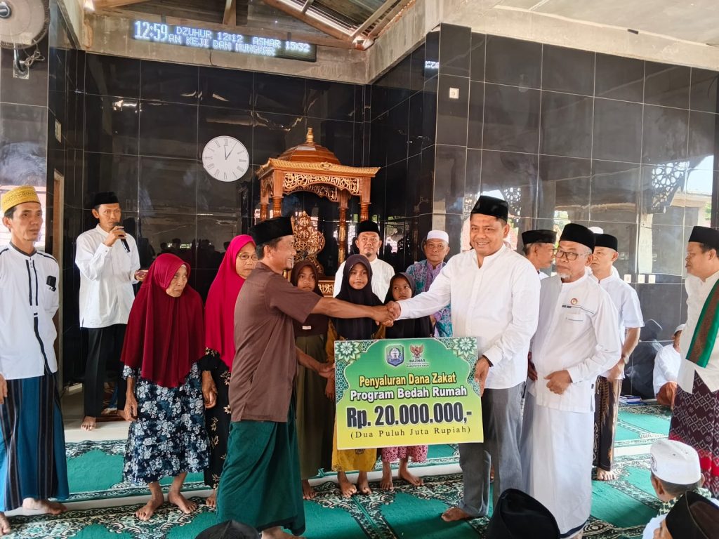 Wakil Bupati Kaur Abdul Hamid Safari Jum’at Serahkan Bantuan untuk Masyarakat Desa Babat
