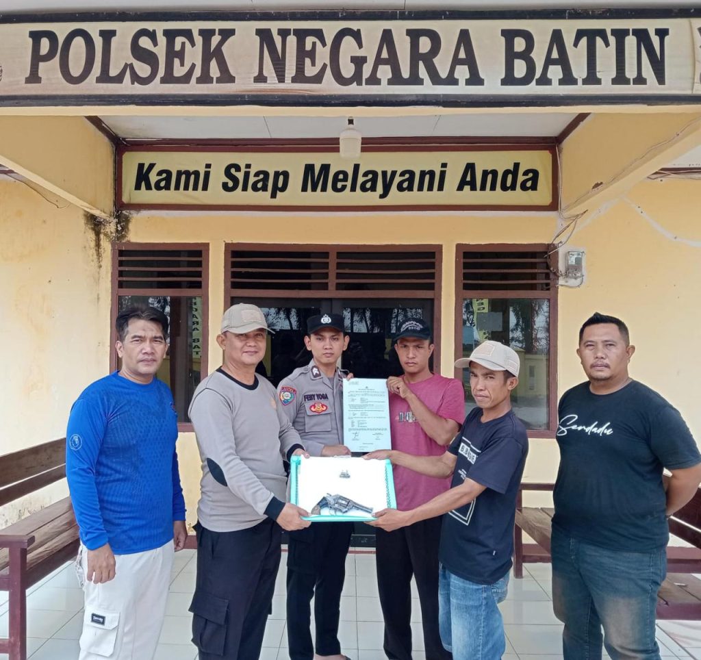 Sinergi Jaga Kamtibmas, Warga Karta Jaya Serahkan Senpi Rakitan kepada Polsek Negara Batin