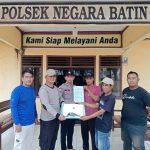 Sinergi Jaga Kamtibmas, Warga Karta Jaya Serahkan Senpi Rakitan kepada Polsek Negara Batin
