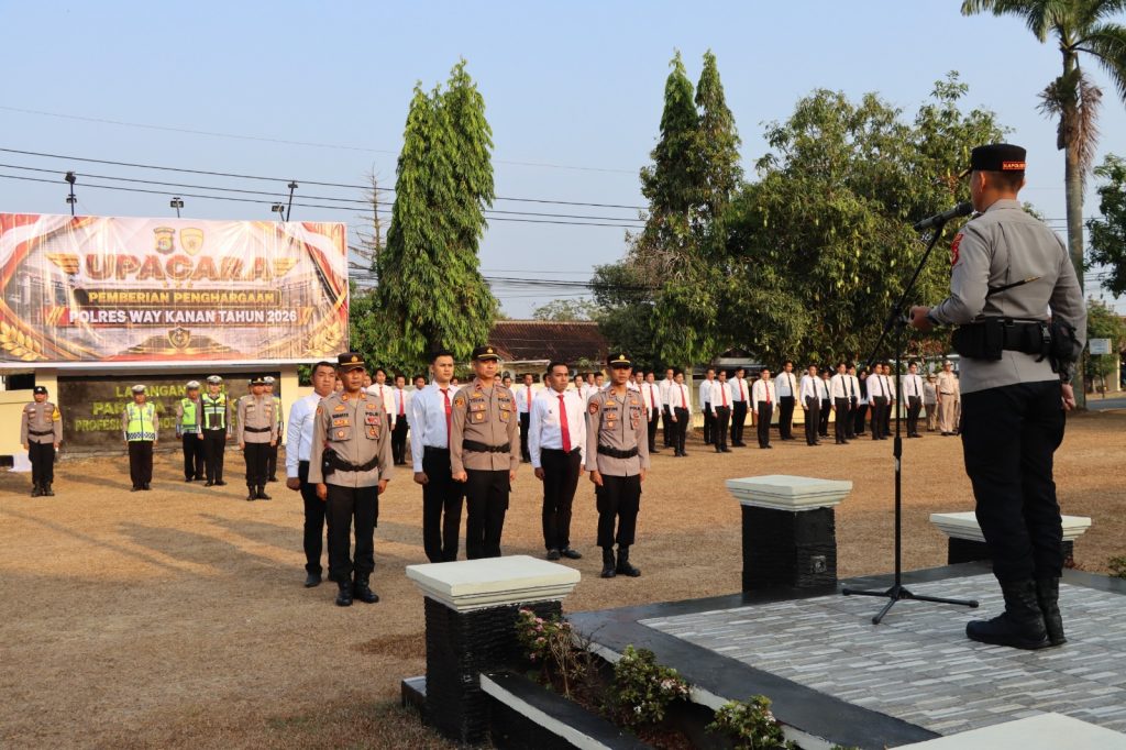 Apresiasi Dedikasi Anggota, Kapolres Way Kanan Serahkan Penghargaan Kepada Tiga Polsek Berprestasi