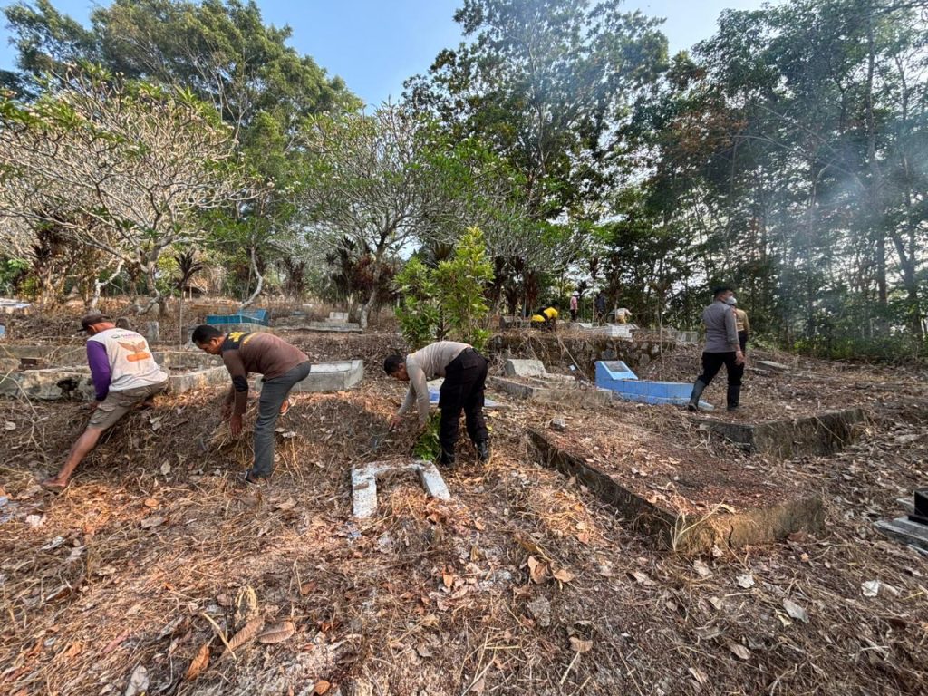 Perkuat Semangat Gotong Rotong, Polsek Baradatu Gelar Bakti Religi di TPU Banjar Sari dan Sukosari