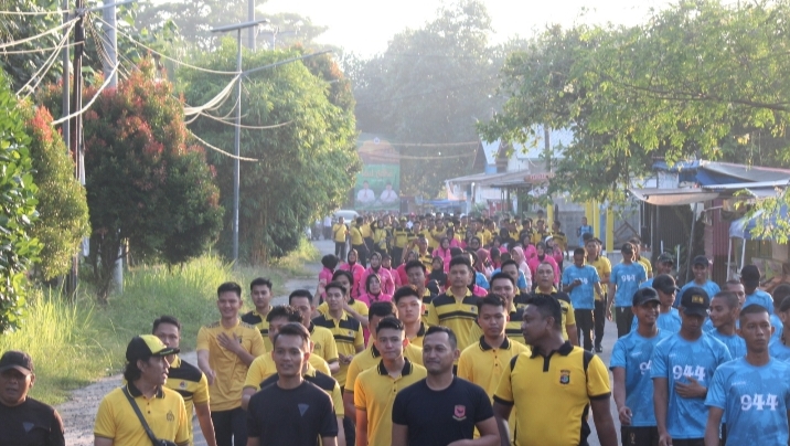 Polres Pesibar Bersama Pemkab Dan Masyarakat Adakan Jalan Sehat Dan Senam Bersama