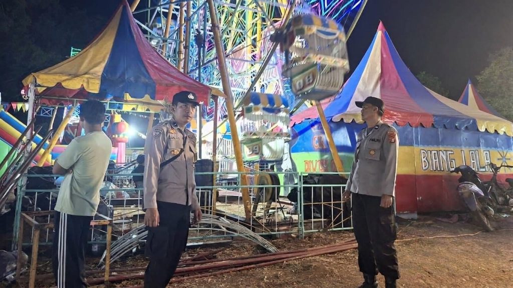 Jaga Kondusivitas Wilayah, Personil Polsek Kasui Amankan Kegiatan Pasar Malam