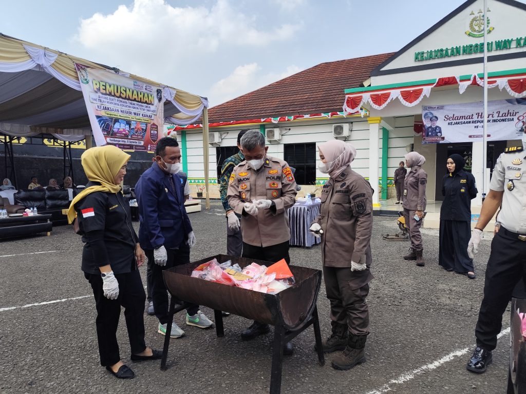 Kejari Way Kanan Musnahkan Barang Bukti 47 Perkara yang Telah Berkekuatan Hukum Tetap