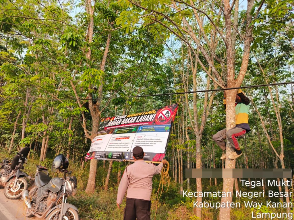 Cegah Karhutla di Musim Kemarau, Bhabinkamtibmas Pasang Banner Imbauan di Negeri Besar
