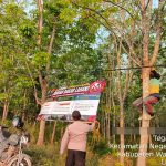 Cegah Karhutla di Musim Kemarau, Bhabinkamtibmas Pasang Banner Imbauan di Negeri Besar