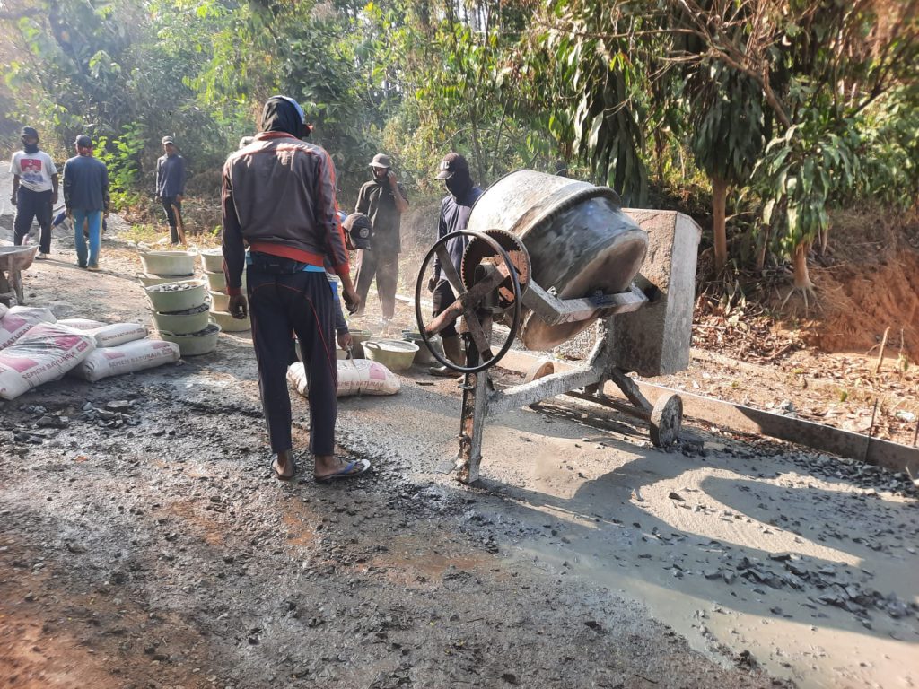 Swadaya Masyarakat, Warga Mekar Asri Gotong Royong Cor Jalan Penghubung Antar-Dusun