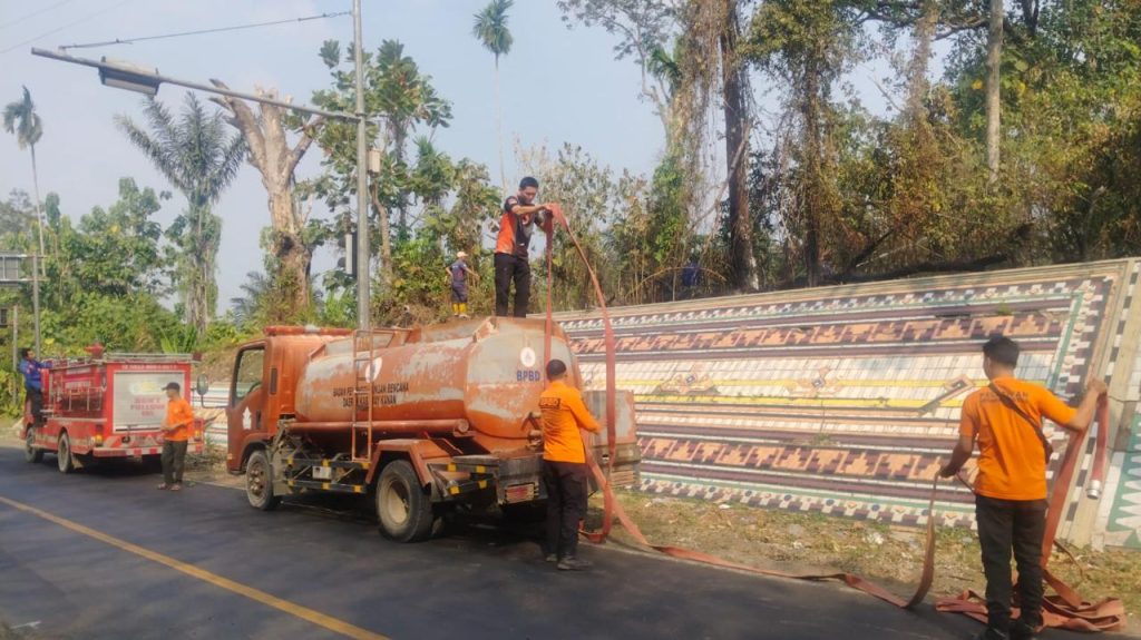 Satgas Karhutla Polres Way Kanan Bersama TNI, Damkar dan BPBD Padamkan Kebakaran Lahan di Umpu Semenguk