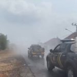 Cegah ISPA, Polres Way Kanan Bersama Damkar dan BPBD Semprot Debu Vulkanik di Jalan