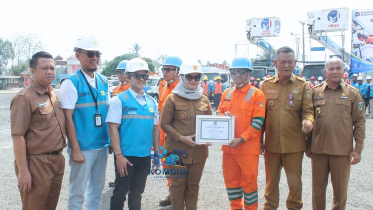 Pemeliharaan Jaringan Tanpa Padamkan Listrik, PLN Gelar Bakti PDKB Lamtim