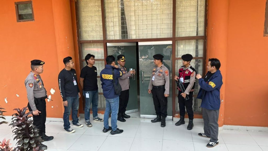 Pastikan Penyampaian Visi-Misi Calon Wakil Bupati Berjalan Kondusif, Polres Way Kanan Perkuat Pengamanan Gedung DPRD