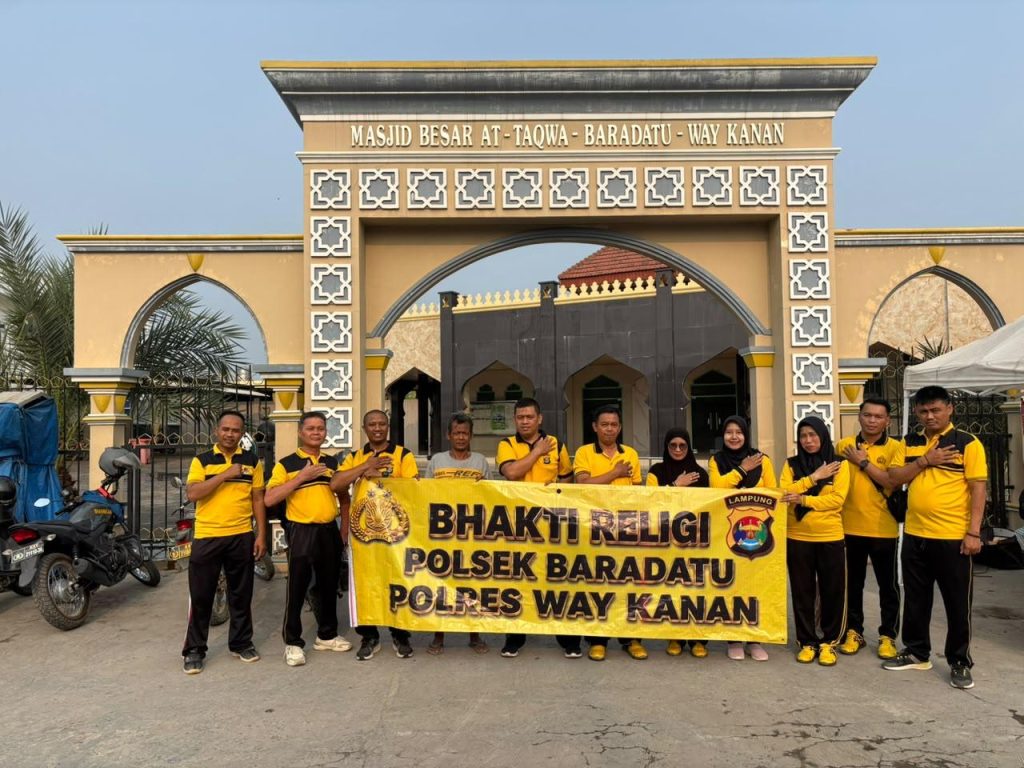 Jum’at Berkah, Polisi Bakti Sosial Bersihkan Masjid AT.Taqwa di Baradatu