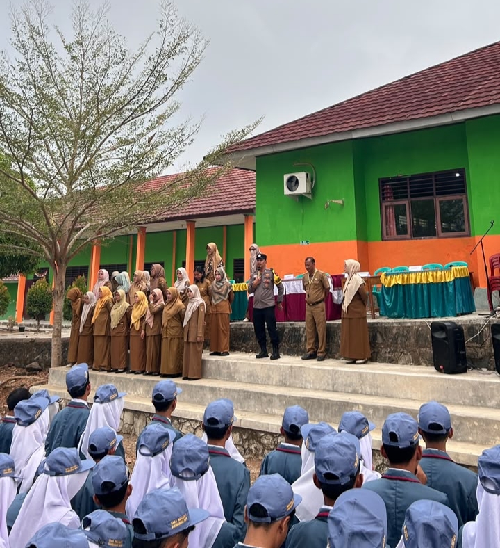 Bhabinkamtibmas Sambangi SMAN 1 Blambangan Umpu, Sanpaikan Himbauan dan Sosialisasi