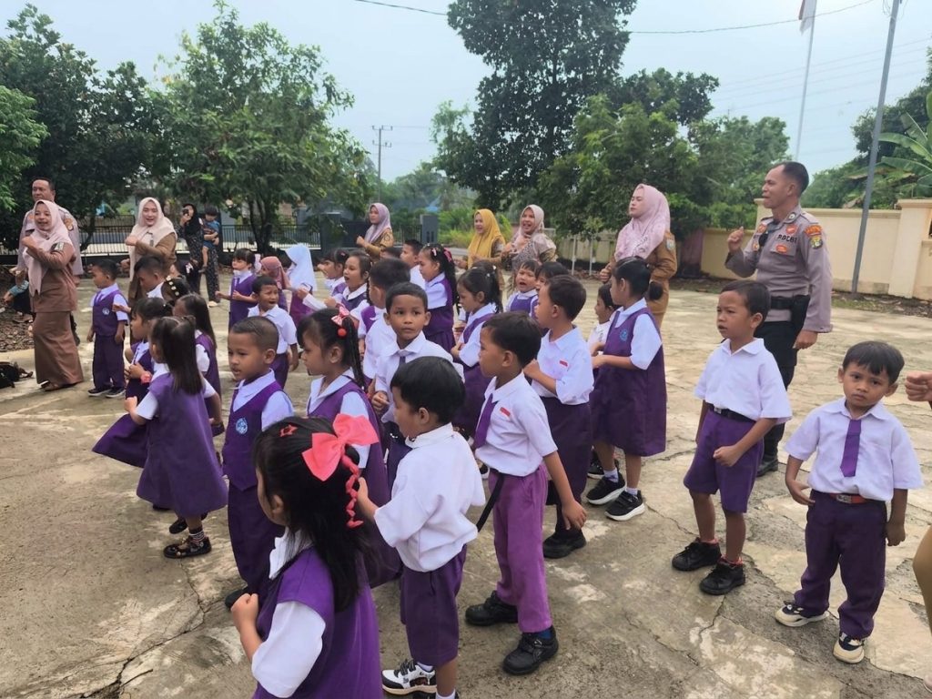 Polisi Sahabat Anak, Polsek Gunung Labuhan Terima Kunjungan Murid TKN Pembina Way Tuba