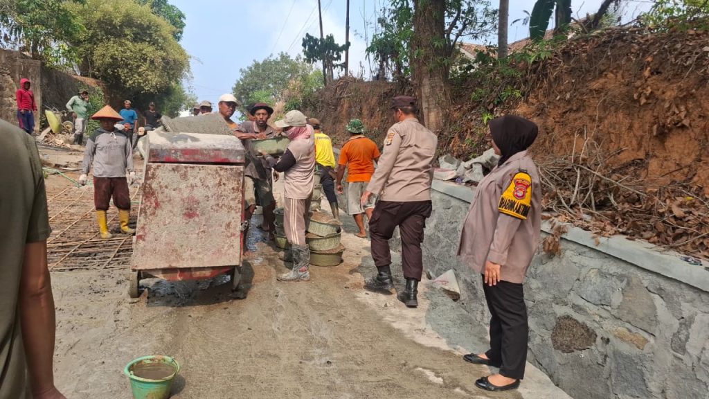 Polisi Bersama Masyarakat, Bhabinkamtibmas Gotong Royong Cor Jalan di Campur Asri