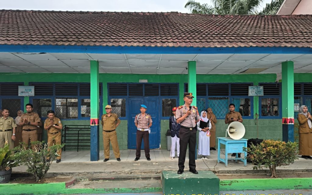 Polisi Peduli Pendidikan, Kapolsek Baradatu Ingatkan Pelajar SMPN 1 Baradatu Jauhi Judi Online hingga Perundungan